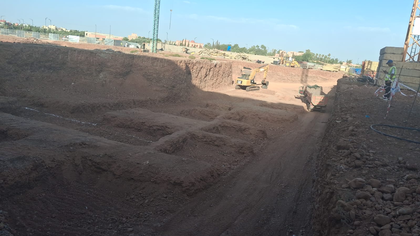 Phase de terrassement et moyens de mesure en bord de fouille
